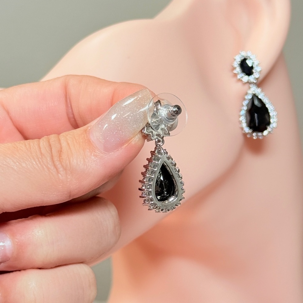 ⚜️ Chic Black and Silver Teardrop Earrings - Picture 5 of 8
